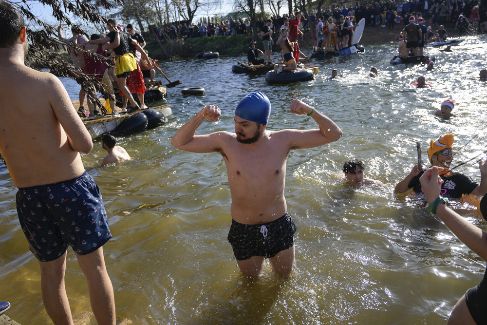 Adiós a 2022 con un multitudinario baño en el Bullaque