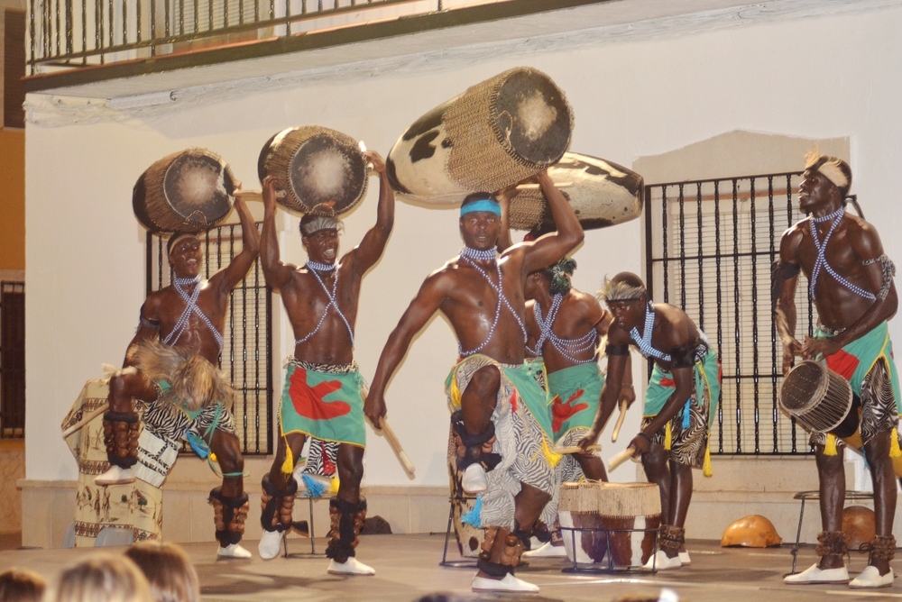 Ugandan sticks y los tambores de Ruanda actúa en Valenzuela