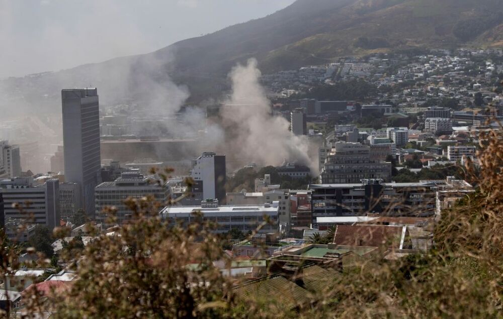 Se desata un incendio en el Parlamento de Sudáfrica