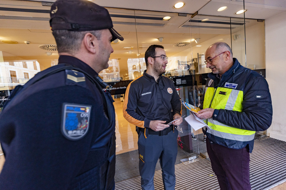 Policía Nacional, campaña comercio seguro de la Policían Nacional, policía nacional, visitando los comercios de ciudad real, seguridad, vigilancia de la policia nacional en los comercios  / RUEDA VILLAVERDE