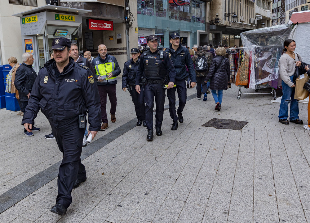 Policía Nacional, campaña comercio seguro de la Policían Nacional, policía nacional, visitando los comercios de ciudad real, seguridad, vigilancia de la policia nacional en los comercios  / RUEDA VILLAVERDE