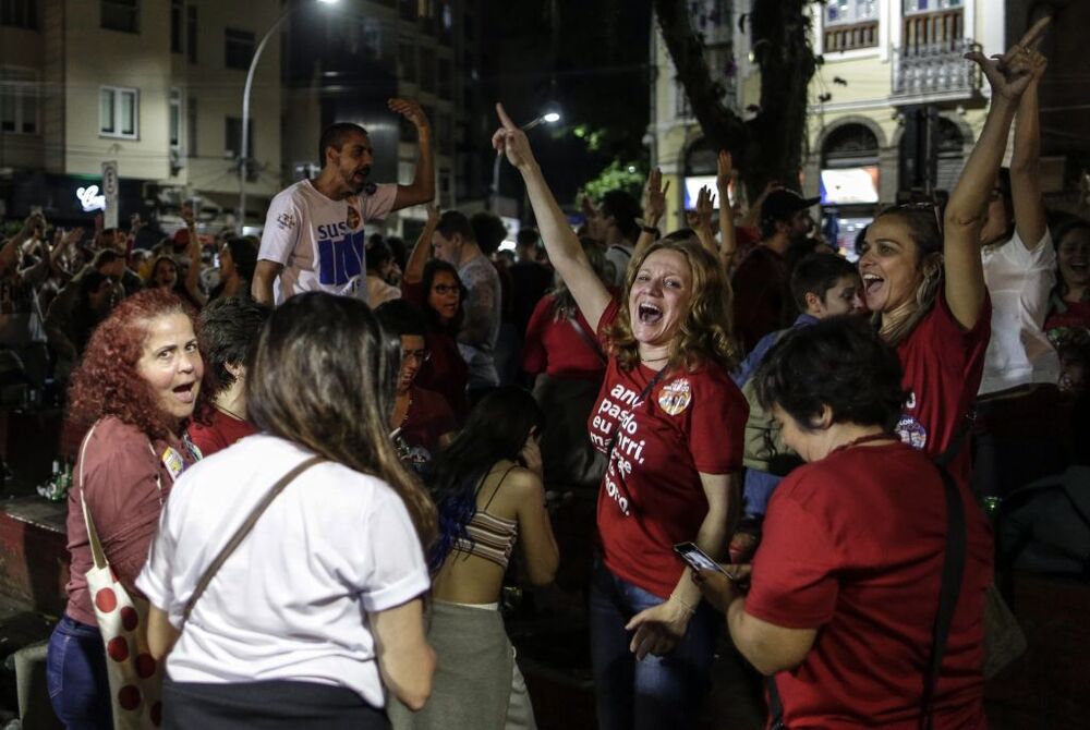 Lula y Bolsonaro definirán la Presidencia de Brasil en una segunda vuelta  / ANTONIO LACERDA