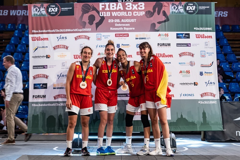 Las jugadoras españolas, con la medalla.