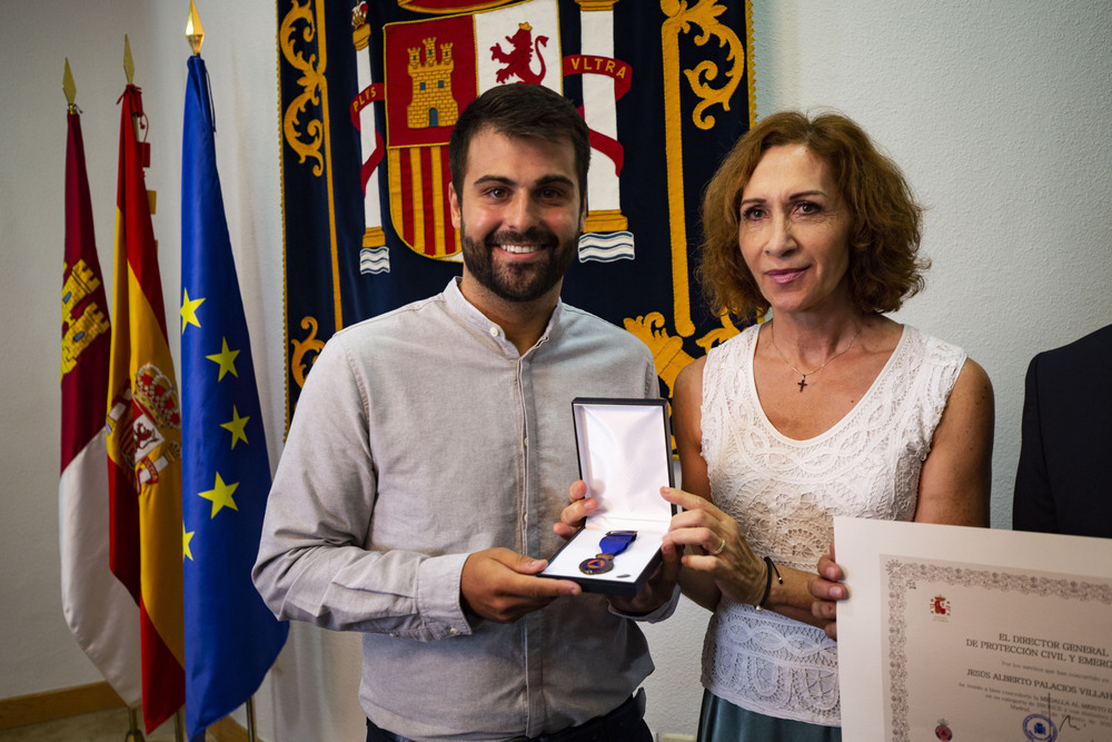 La subdelegada del Gobierno de España en Ciudad Real con Jesús Alberto Palacios tras recibir la condecoración el Mérito de la Protección Civil 