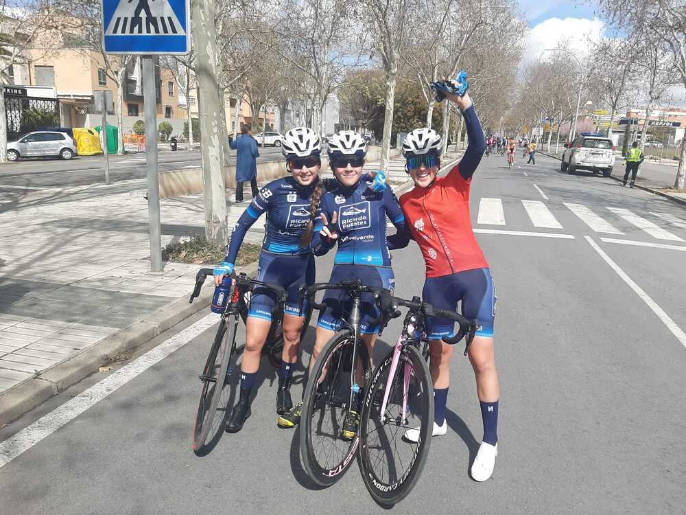 Claudia Pérez, con sus compañeras de equipo.