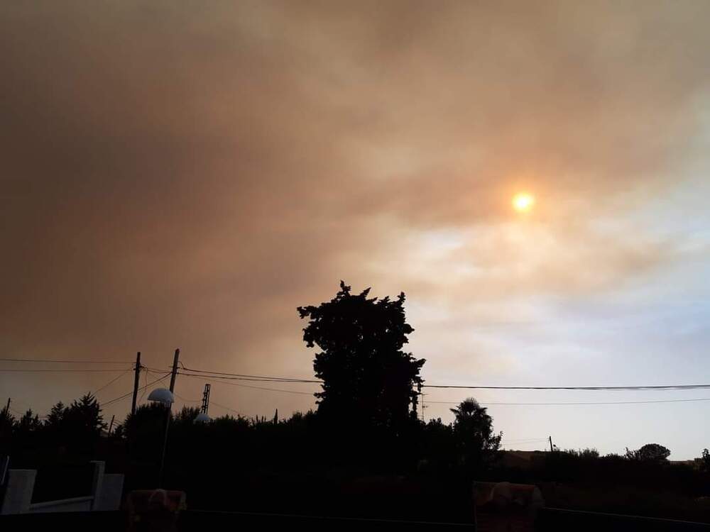 El humo del incendio de Almadén cubre el cielo de Ciudad Real