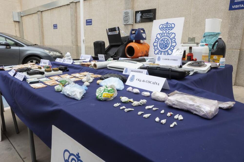 La droga, dinero, armas y otros efectos incautados en la operación de la Policía Nacional contra el tráfico de drogas
