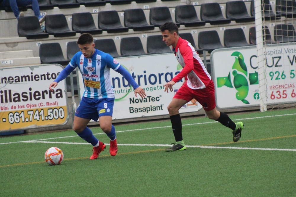 El local Rico, con el balón en un momento del partido.