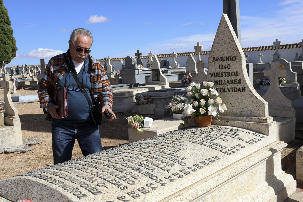  Domingo Labián González-Román, familiar de un represaliado en Manzanares, visita una de las tumbas comunes.