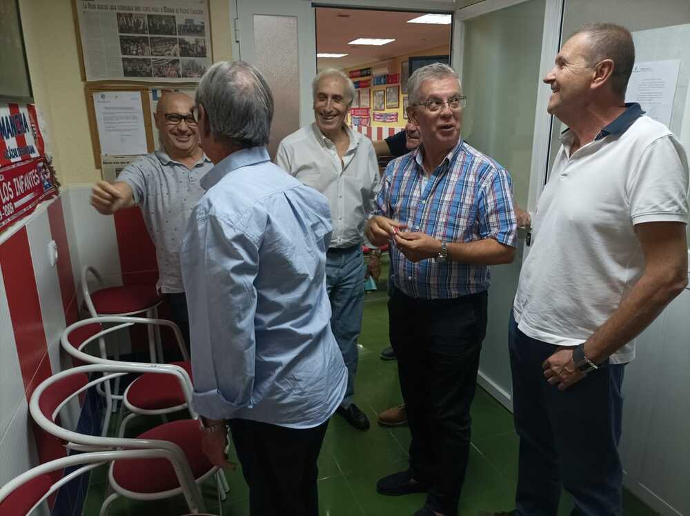 El presidente de la Peña Atlético de Madrid de Ciudad Real, José Luis Acevedo (segundo por la derecha), durante la visita.