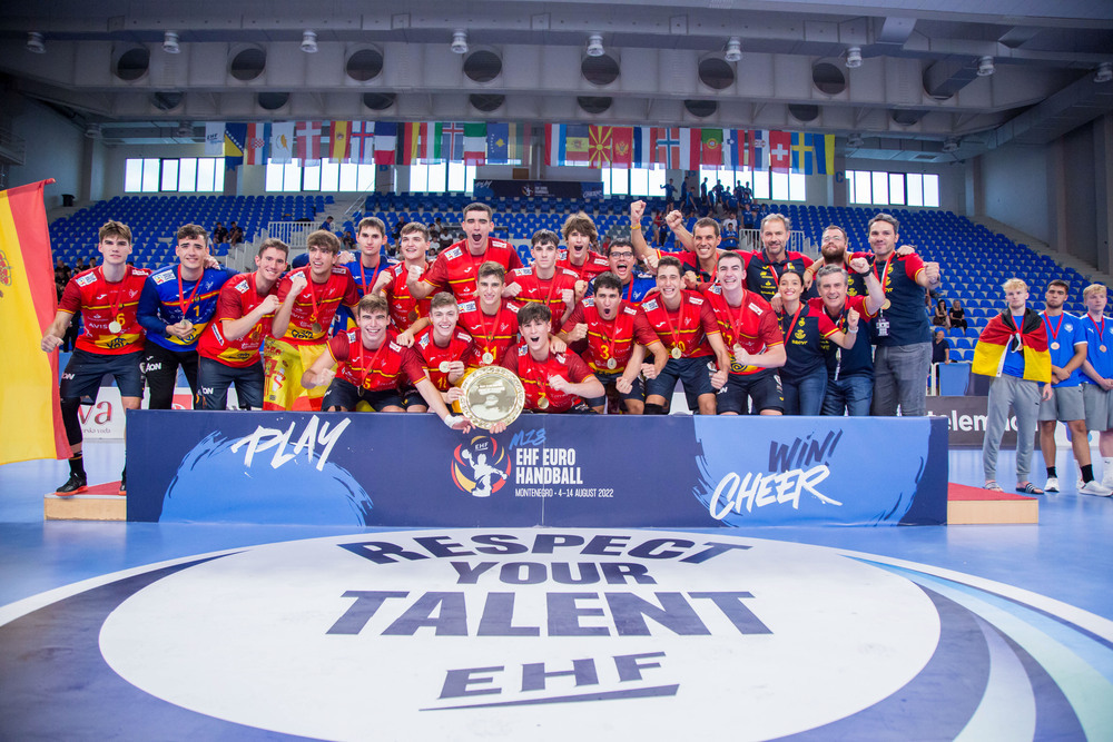 La selección española juvenil festeja el título.