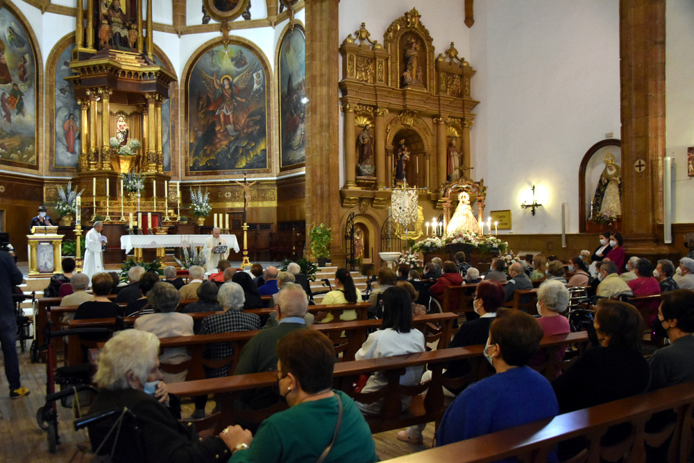 Los mayores visitan a la Virgen de las Cruces en San Pedro