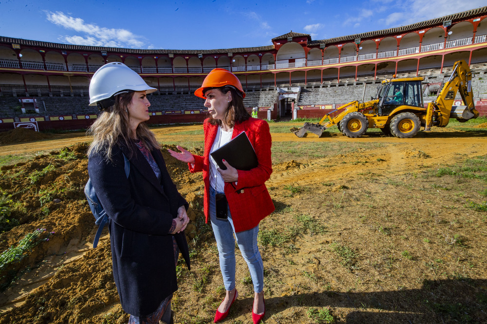 reportaje de las obras de la Plaza de toros de ciudad real, con la visita de la alcaldesa Eva Masías  / RUEDA VILLAVERDE