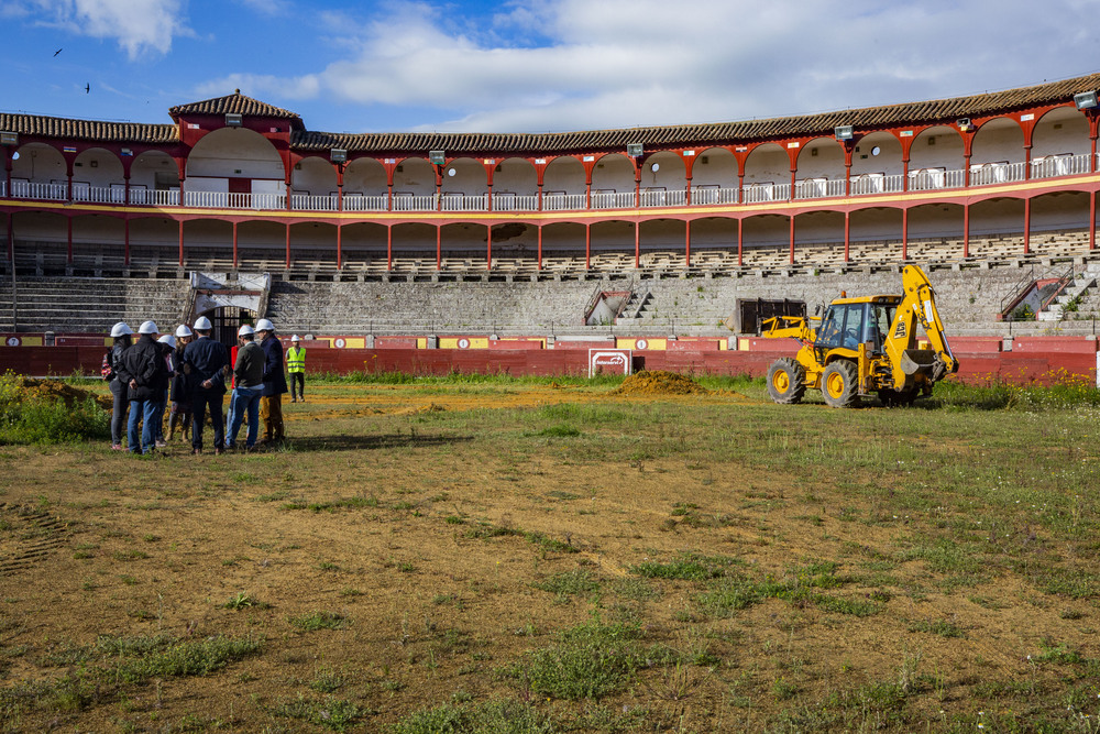reportaje de las obras de la Plaza de toros de ciudad real, con la visita de la alcaldesa Eva Masías  / RUEDA VILLAVERDE