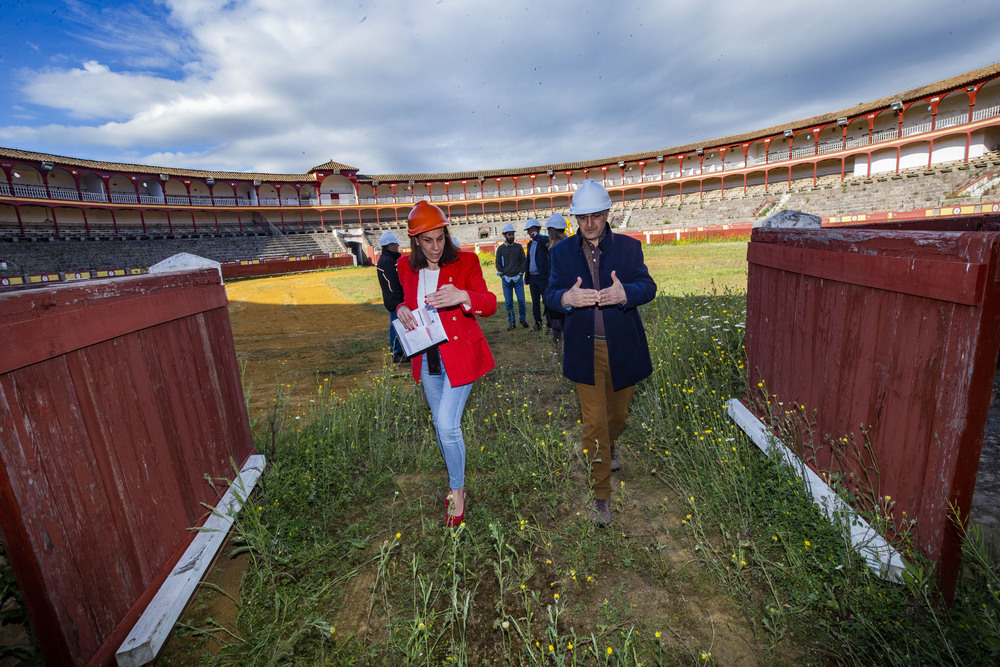 reportaje de las obras de la Plaza de toros de ciudad real, con la visita de la alcaldesa Eva Masías  / RUEDA VILLAVERDE