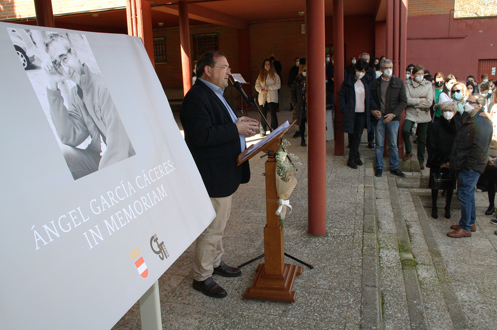 Una placa en recuerdo al profesor Ángel García Cáceres
