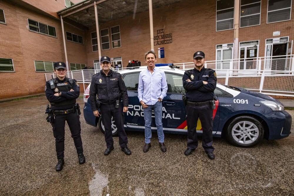 Los tres policías con el director del IES Alarcos, Julio Gómez.