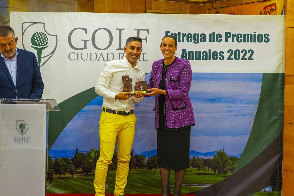 Carlos Navas, con su trofeo, junto a la alcaldesa.