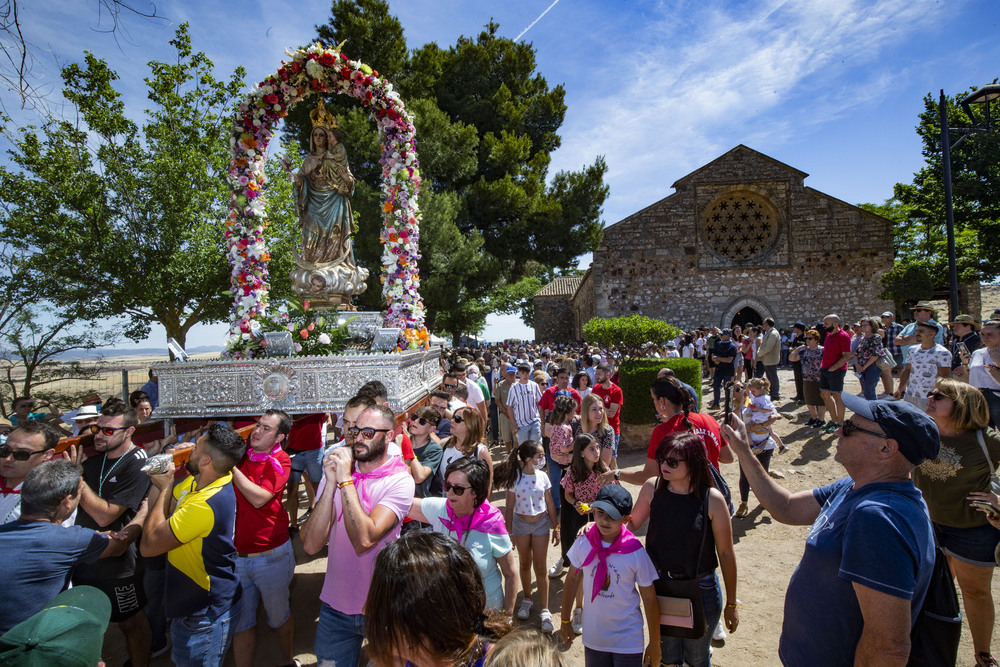 misa y procesión de la Virgen de Alarcos, en el cerro de Alarcos , romeria de la virgen de Alarcos