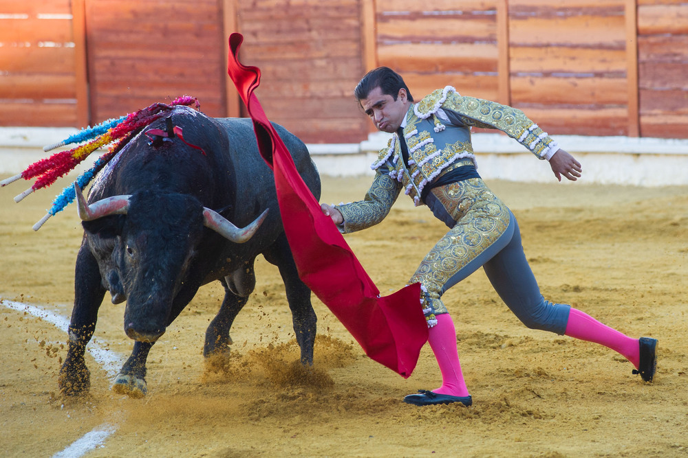 El diestro mexicano Joselito Adame con su primer toro de la tarde