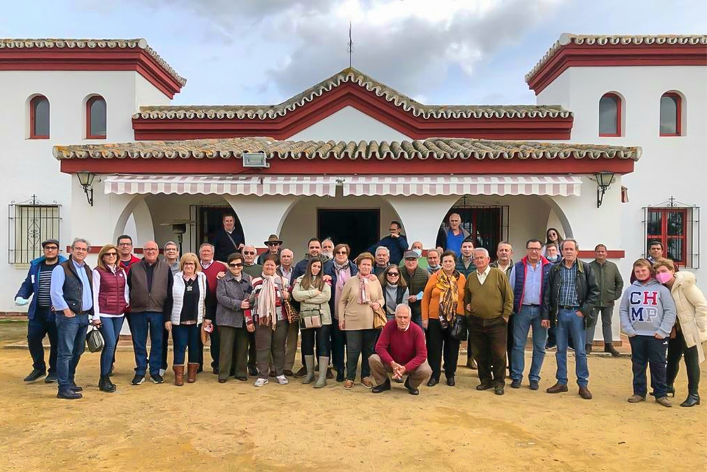 Integrantes del Club Taurino en la ganadería Soto de la Fuente el pasado marzo.