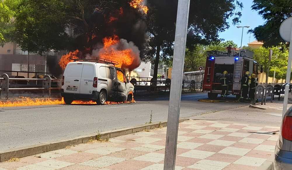 Una furgoneta se incendia en la carretera de Almodóvar