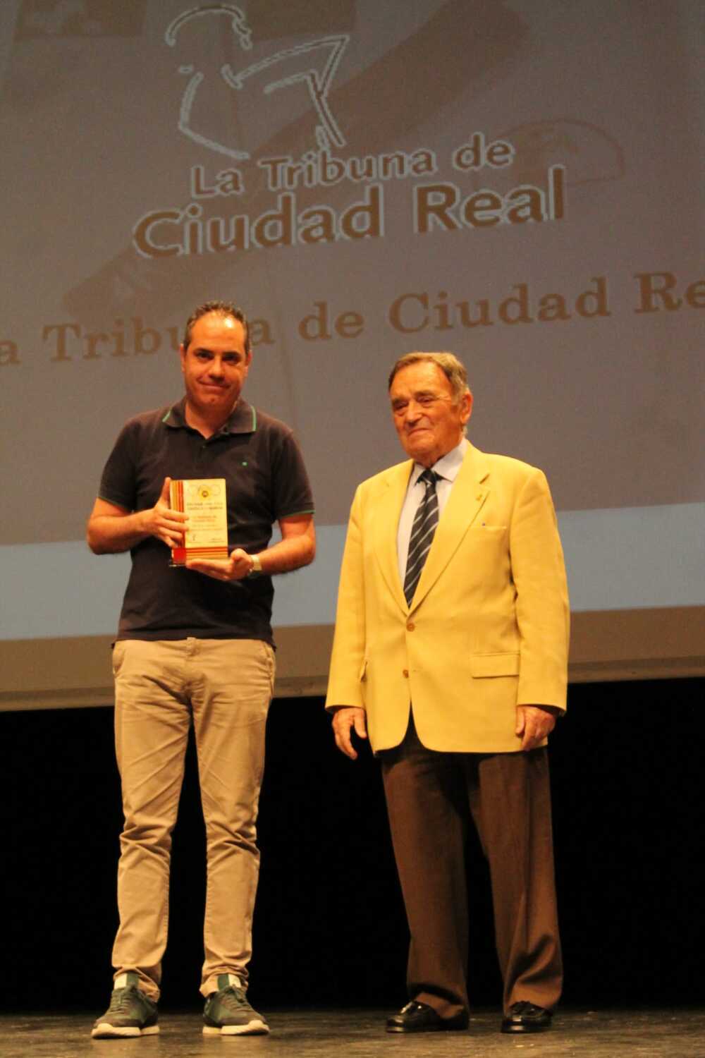 Eduardo Gómez, jefe de Deportes de La Tribuna, recogió la distinción a este periódico.