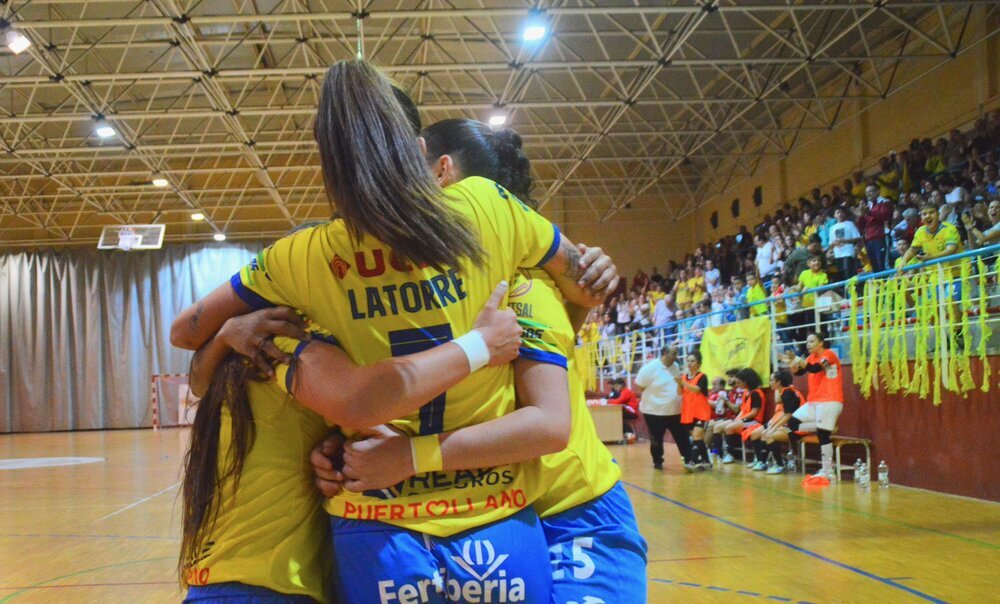 Las jugadoras del Salesianos celebran un gol.