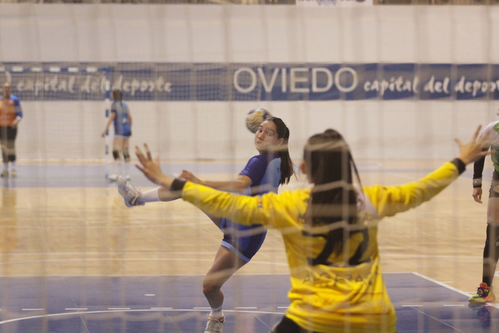 Miriam Rodríguez-Madridejos intenta detener un siete metros.