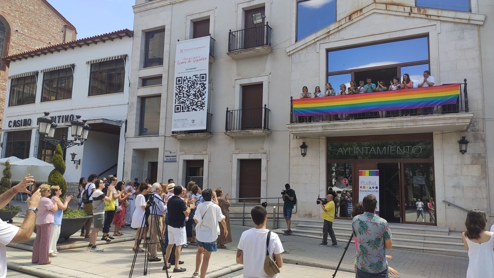 El Ayuntamiento reivindica los derecho LGTBI+ con la bandera