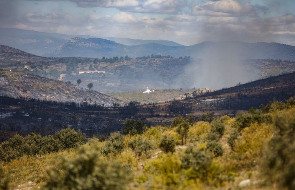 Un helicóptero trabaja en las labores de extinción del incendio forestal que va desde Alcublas hasta las poblaciones de Bejis, Teresa, Toras y Altura en la comarca del Alto Palancia (Castellón)  / ROBER SOLSONA