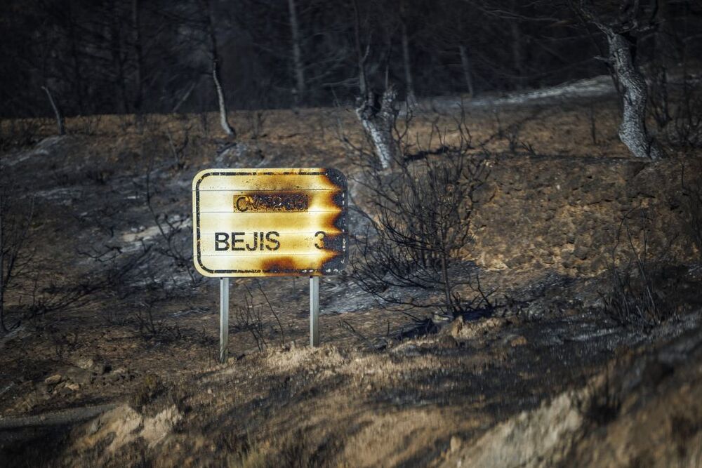 No presenta llamas ya la mayor parte del perímetro del incendio de Bejís  / BIEL ALIÑO