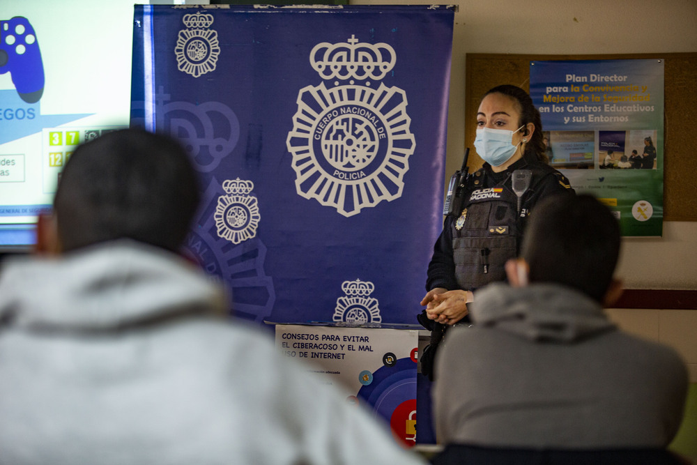 Policía Nacional, pionera en charlas bilingües a alumnos