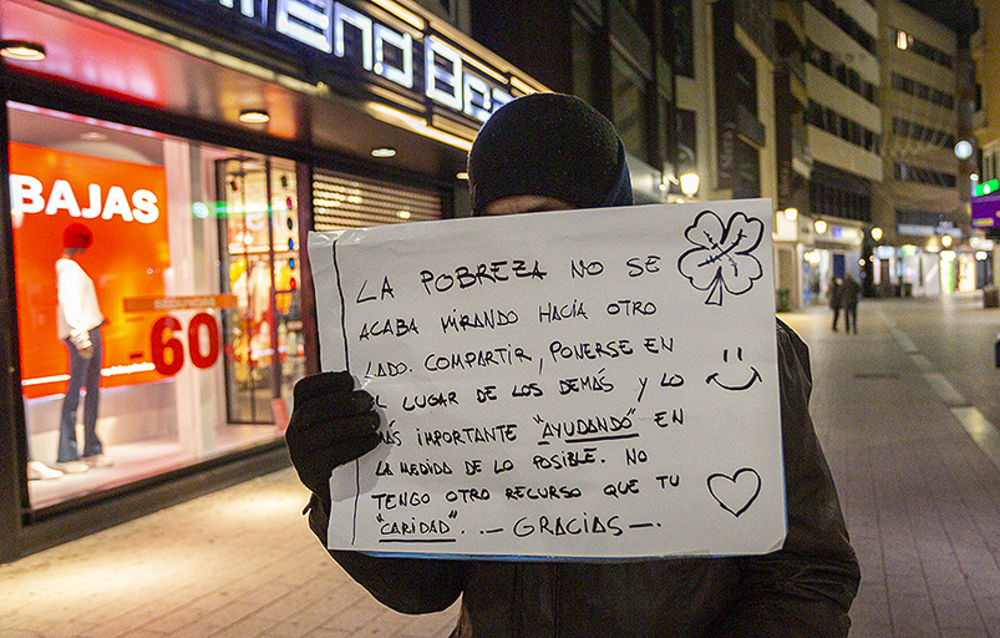 ‘Jorge’ y los carteles que emplea para pedir en la calle.