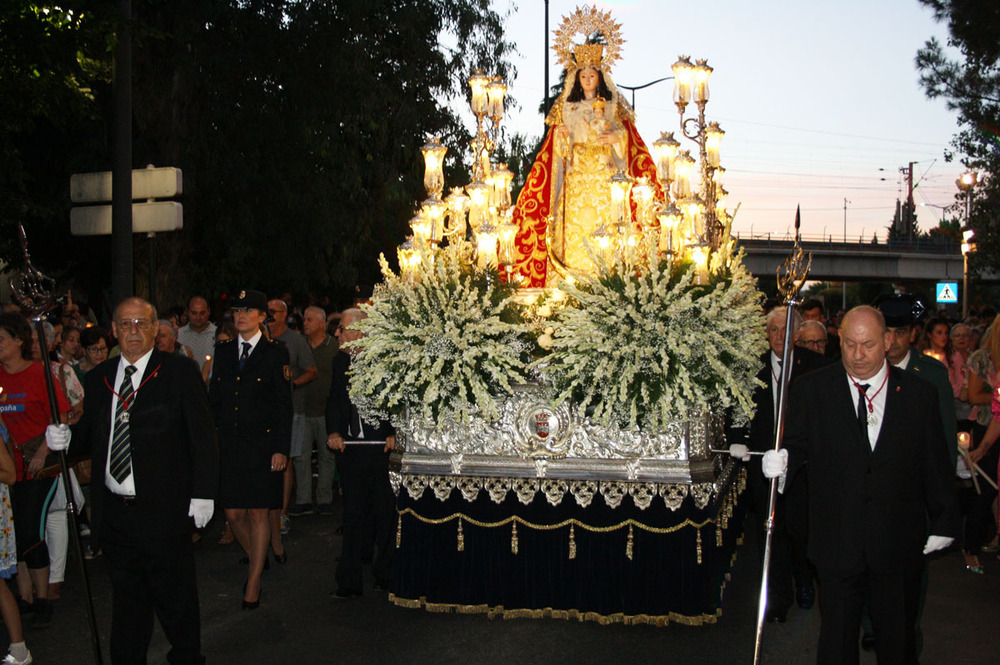 Miles de devotos acompañan a la Virgen en su procesión 