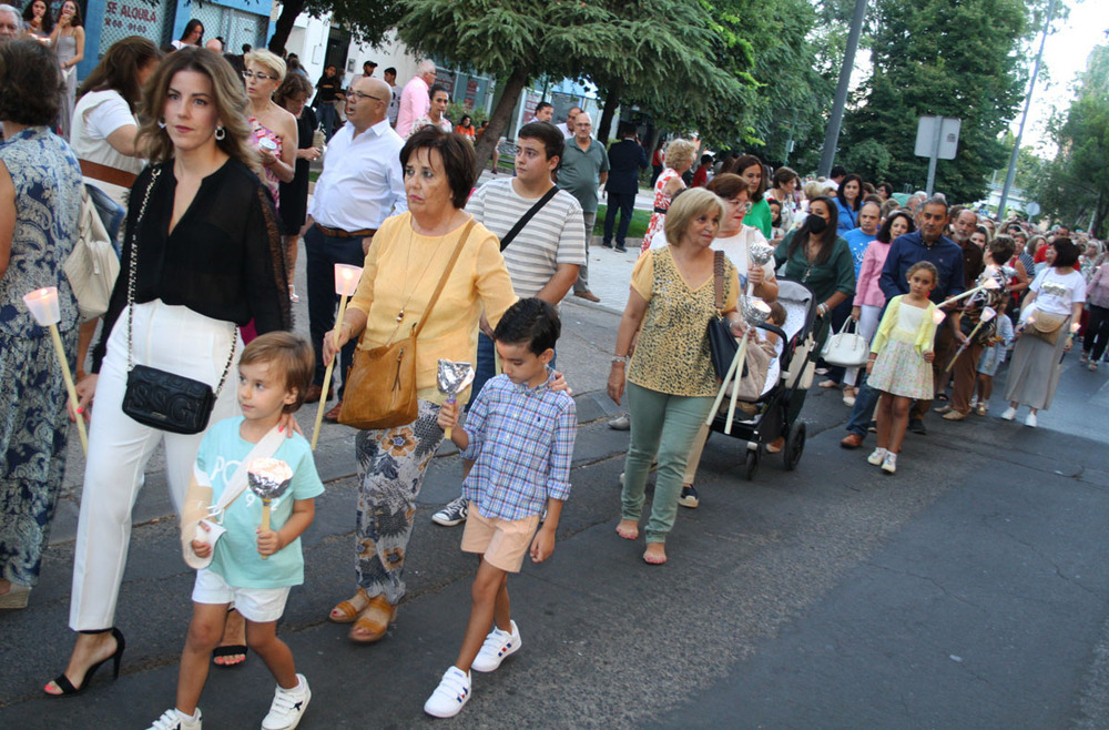 Miles de devotos acompañan a la Virgen en su procesión 