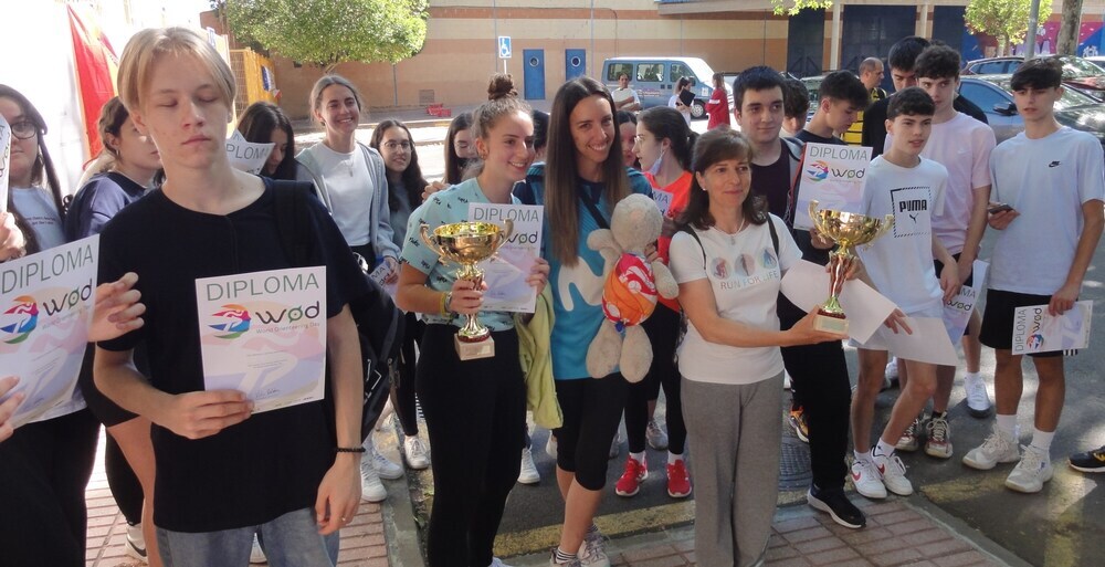 Participantes con sus diplomas y trofeos.