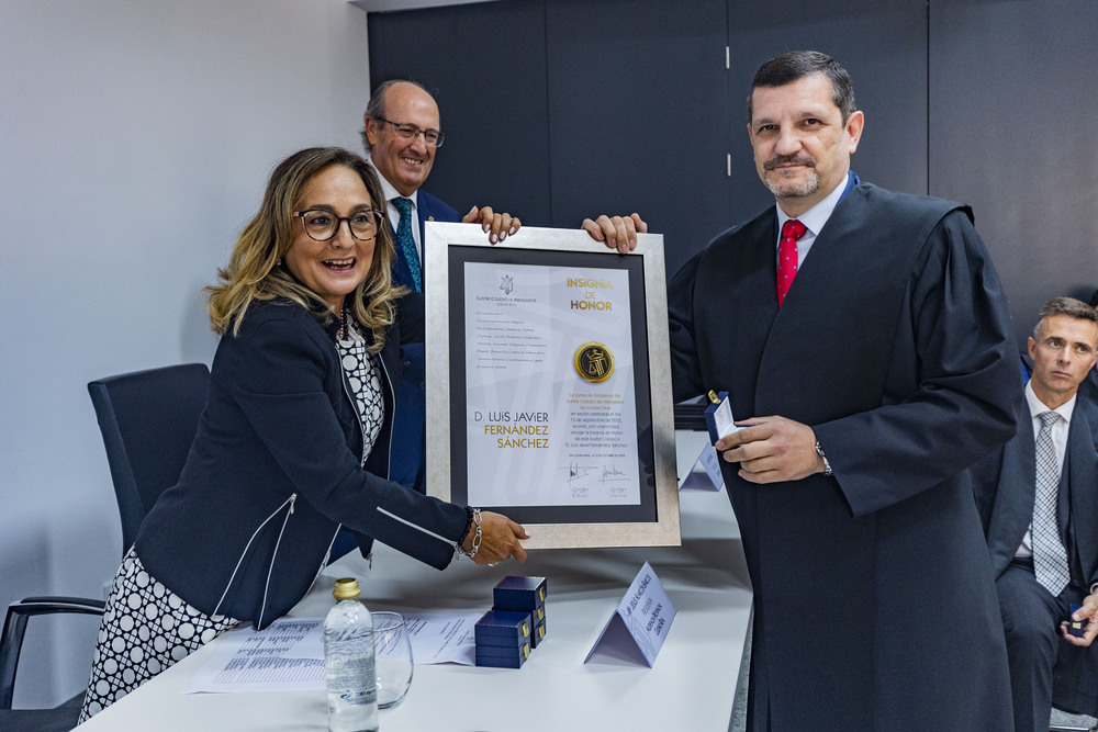 La presidenta entrega el diploma acreditativo al letrado Luis Javier Fernández por 25 años de ejercicio profesional
