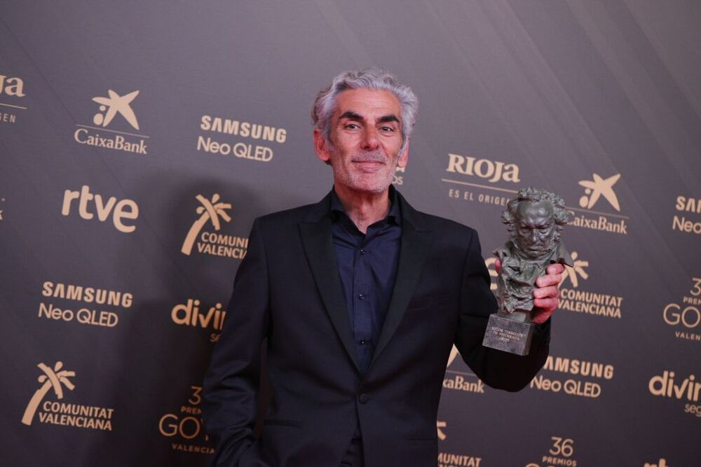 Kiko de la Rica posa con su Goya a la Mejor dirección de fotografía por 'Mediterráneo'  / JORGE GIL