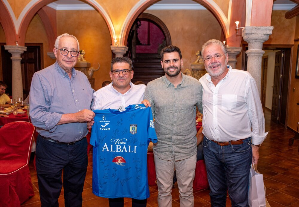 Las directivas y patrocinadores de ambos clubes compartieron una comida, junto al alcalde de Valdepeñas, Jesús Martín. 