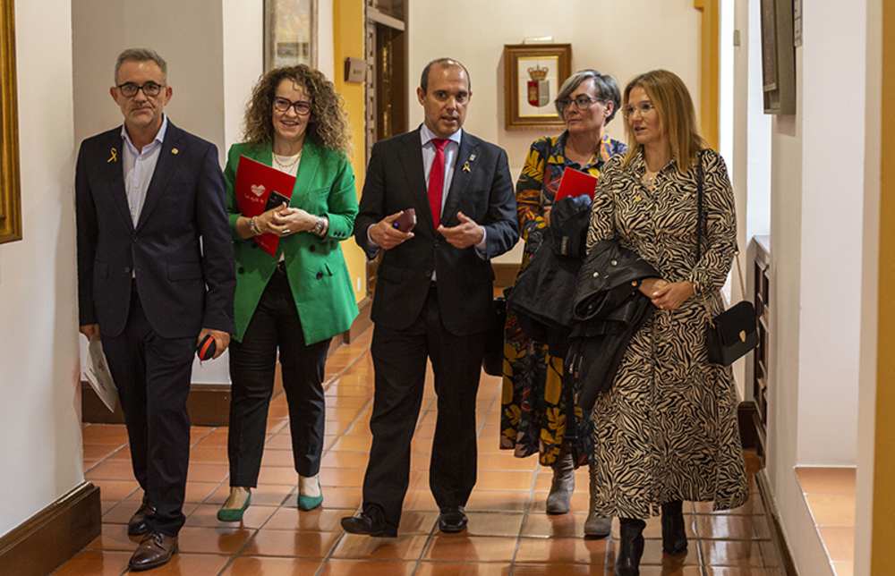 El presidente de Afanion y el de las Cortes con la delegada de Sanidad en Toledo.