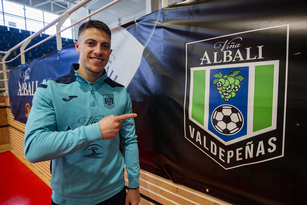 El serbio Jovan Lazarevic apunta al escudo del Viña Albali, su nuevo club.