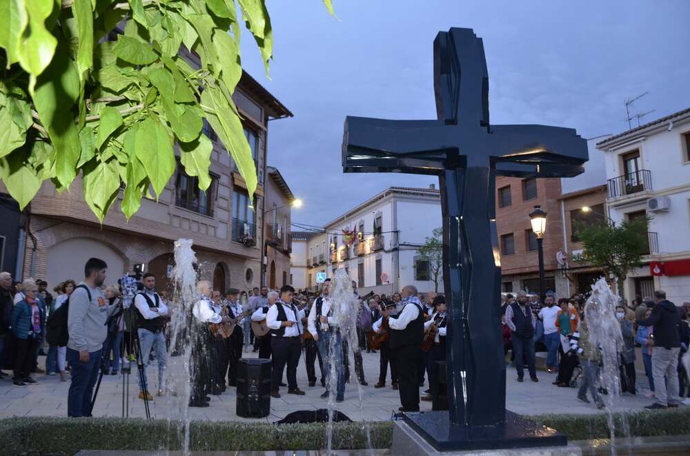 El escultor mexicano Sebastian dona una obra a Piedrabuena 