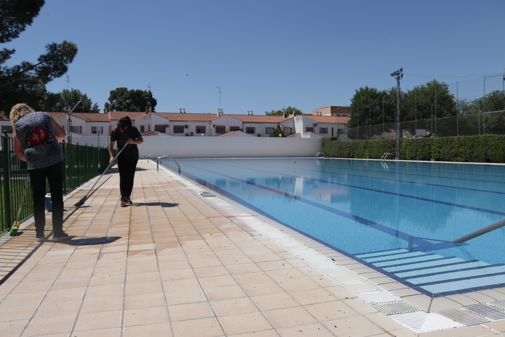 Manzanares pone fecha a la apertura de piscinas: el día 16