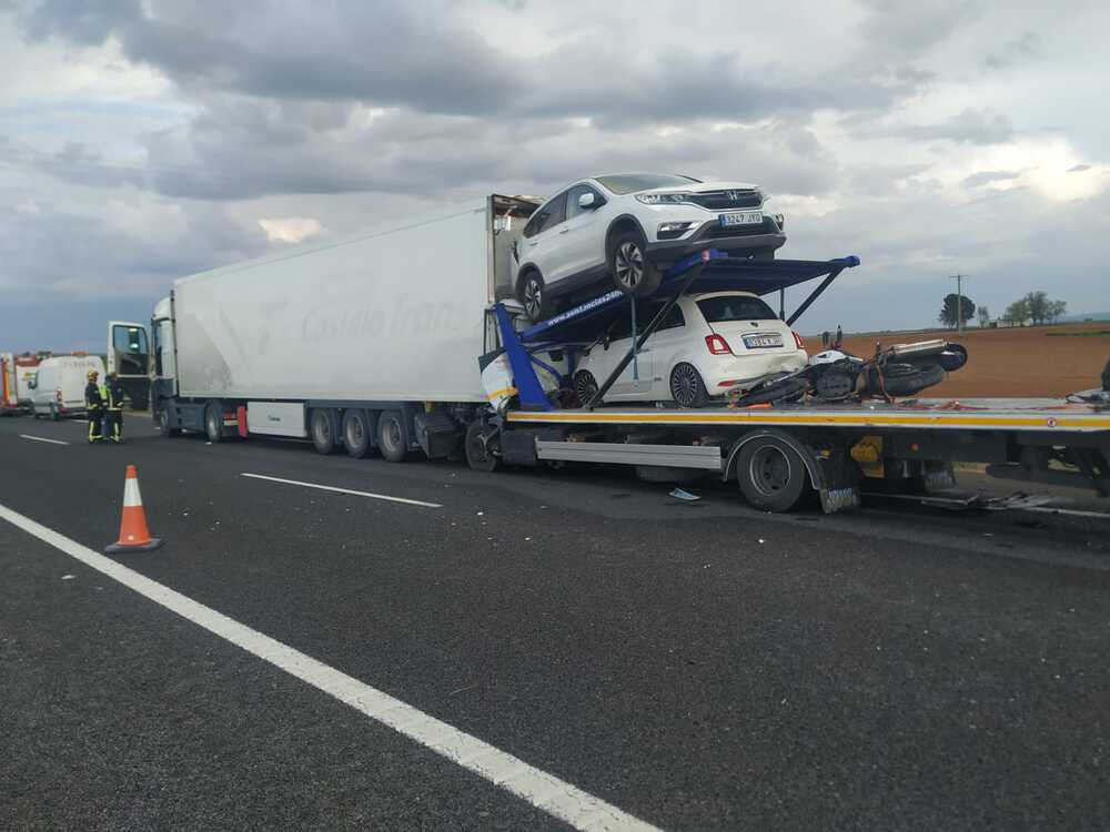 Imagen del vehículo articulado que transportaba tres coches y que, todo indica, colisionó por alcance contra un camión.