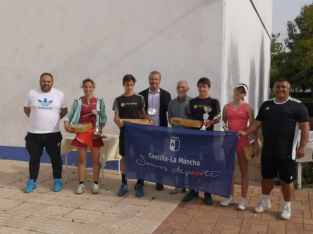 Los finalistas de ambos cuadros, con organizadores y autoridades.