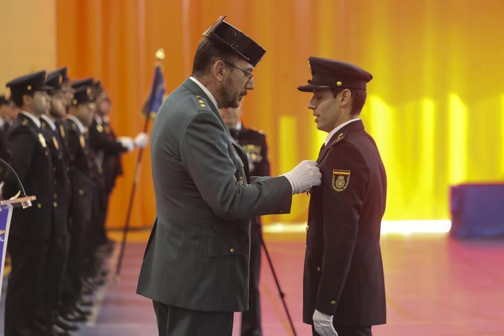 El teniente coronel jefe de la Guardia Civil impone una condecoración a uno de los policías reconocidos