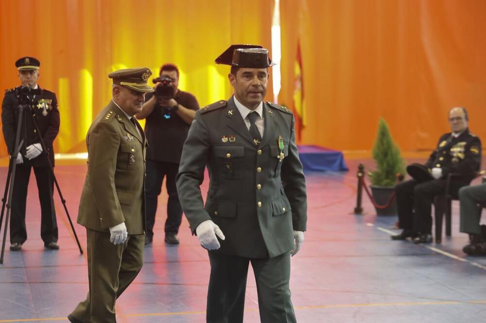 Uno de los agentes de la Guardia Civil condecorados seguido del coronel subdelegado de Defensa