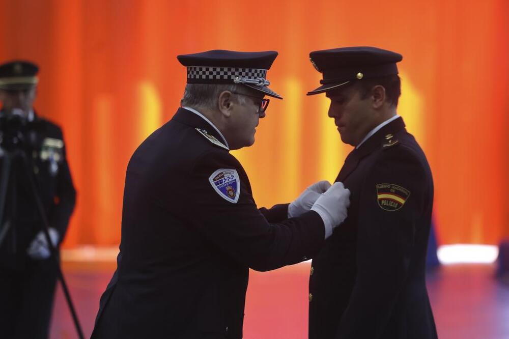El superintendente jefe de la Policía Local impone una condecoración a uno de los agentes reconocidos