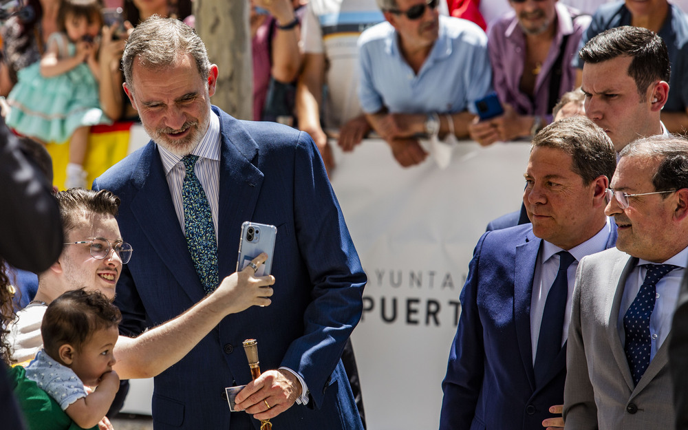 El rey Felipe VI es recibido en la plaza de la Constitución de Puertollano por centenares de puertollanenses y por el alcalde, Adolfo Muñiz  / RUEDA VILLAVERDE